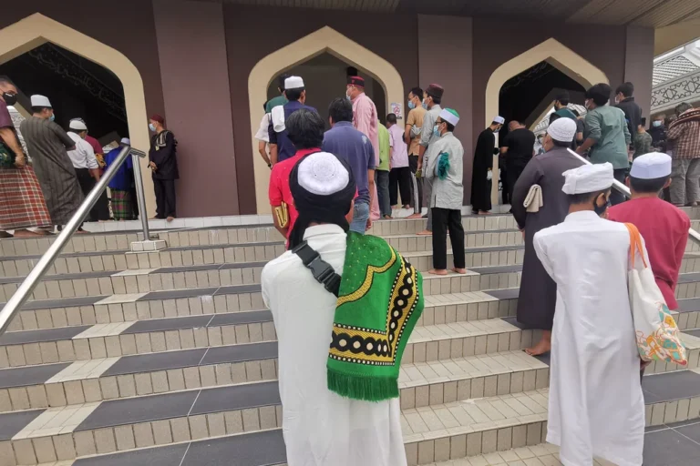 Muslime auf dem Weg zum Freitagsgebet in einer Moschee