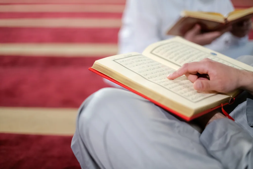 Muslim liest den Koran in einer Moschee